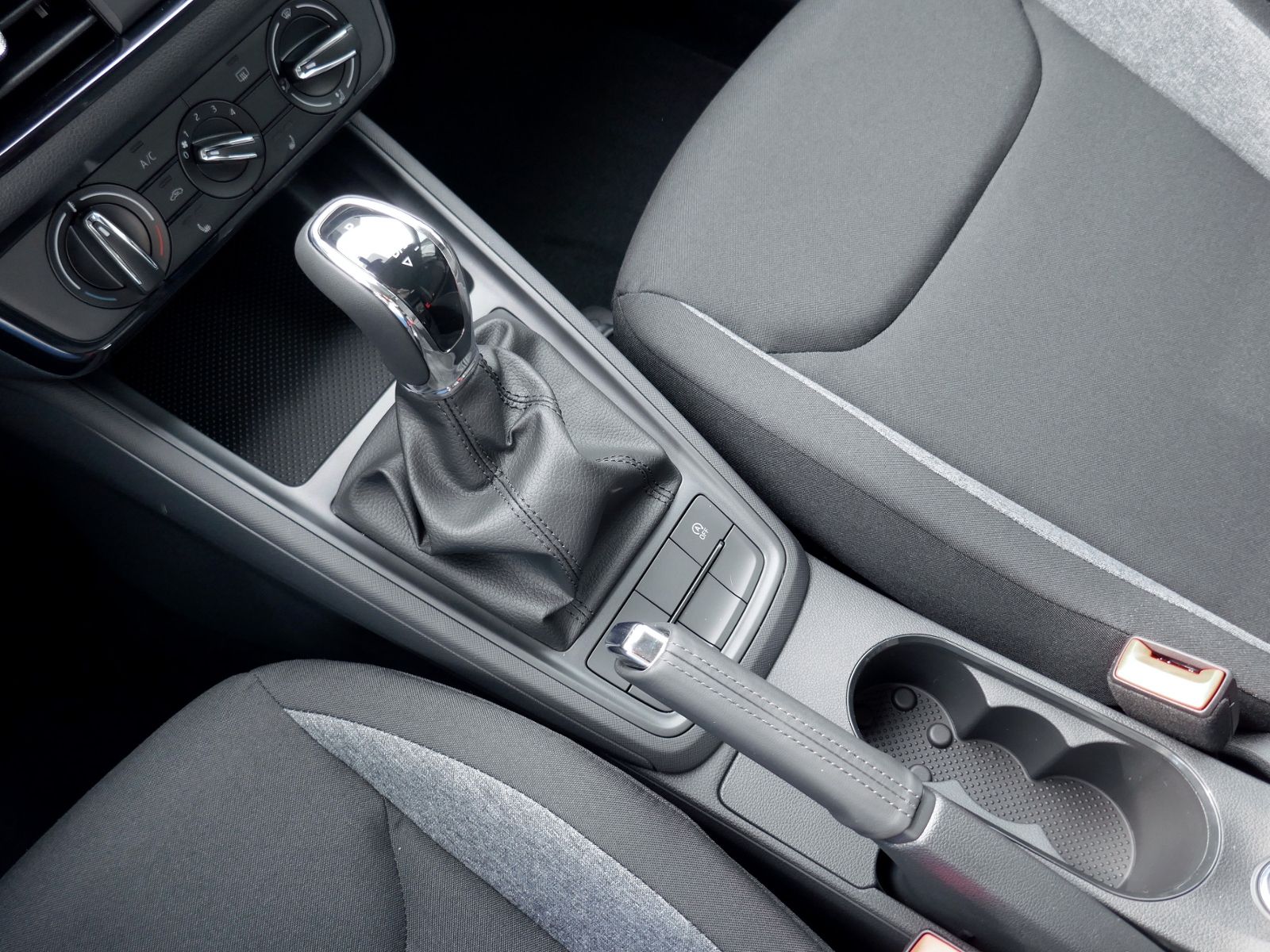 Fahrzeugabbildung SKODA Kamiq Essence 1.0 TSI DSG | LED PDC GRA App