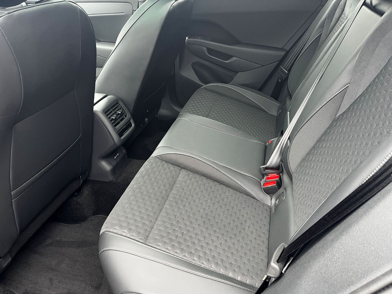 Fahrzeugabbildung Volkswagen T-Roc 1.5 eTSI 140KW ABT R-Line DSG PAN NAV 20"