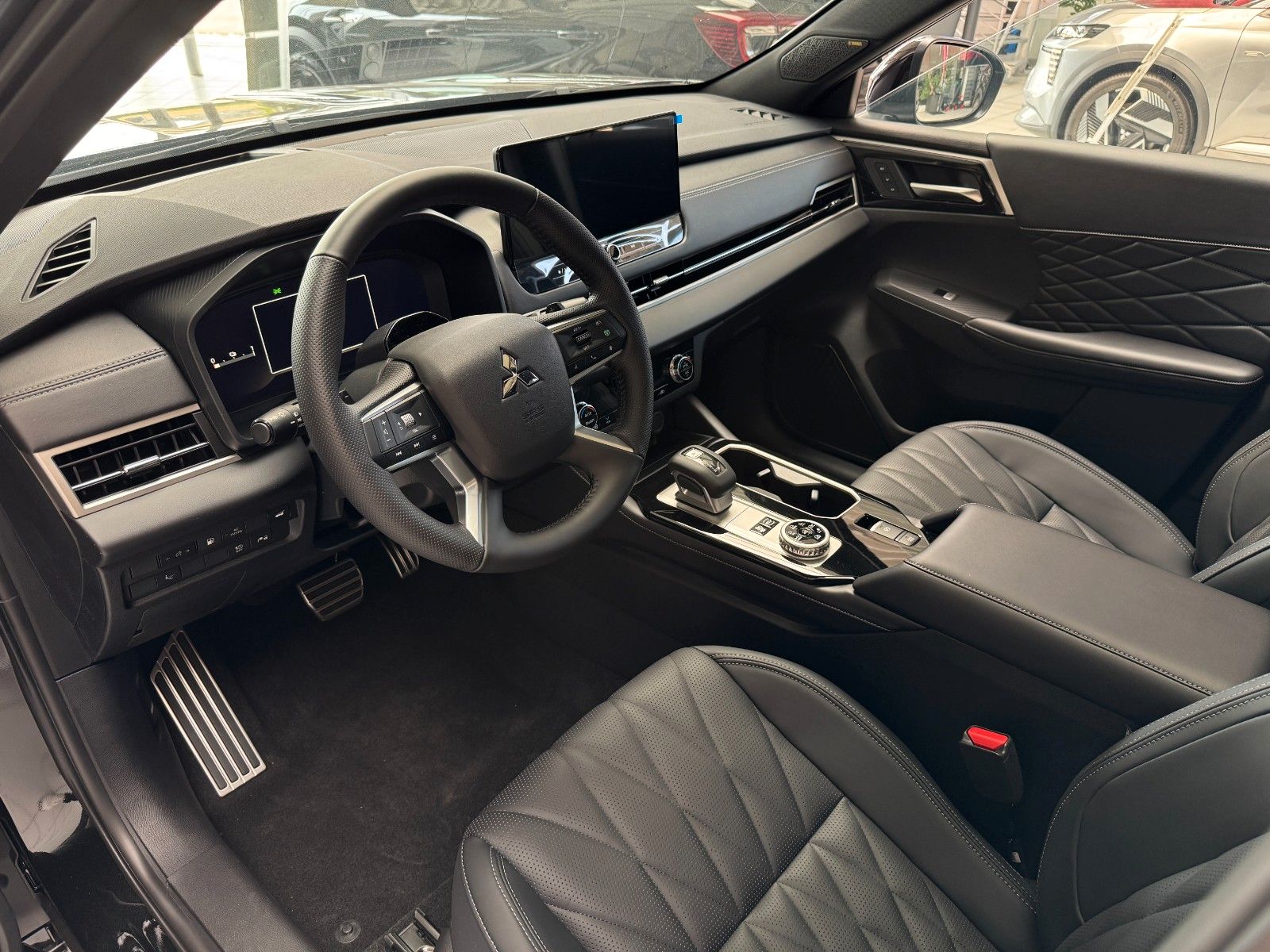 Fahrzeugabbildung Mitsubishi Outlander 2.4PLUG-IN HYBRID 4WD BLACK