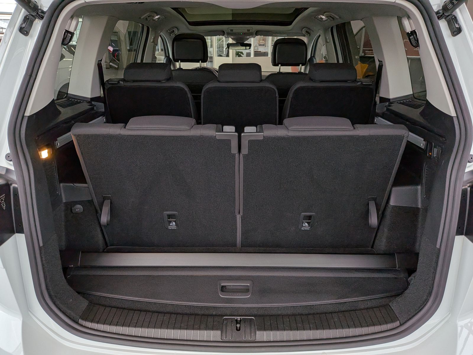 Fahrzeugabbildung Volkswagen Touran 2.0 DSG R-Line High Pano 7-Si IQ AHK VOLL