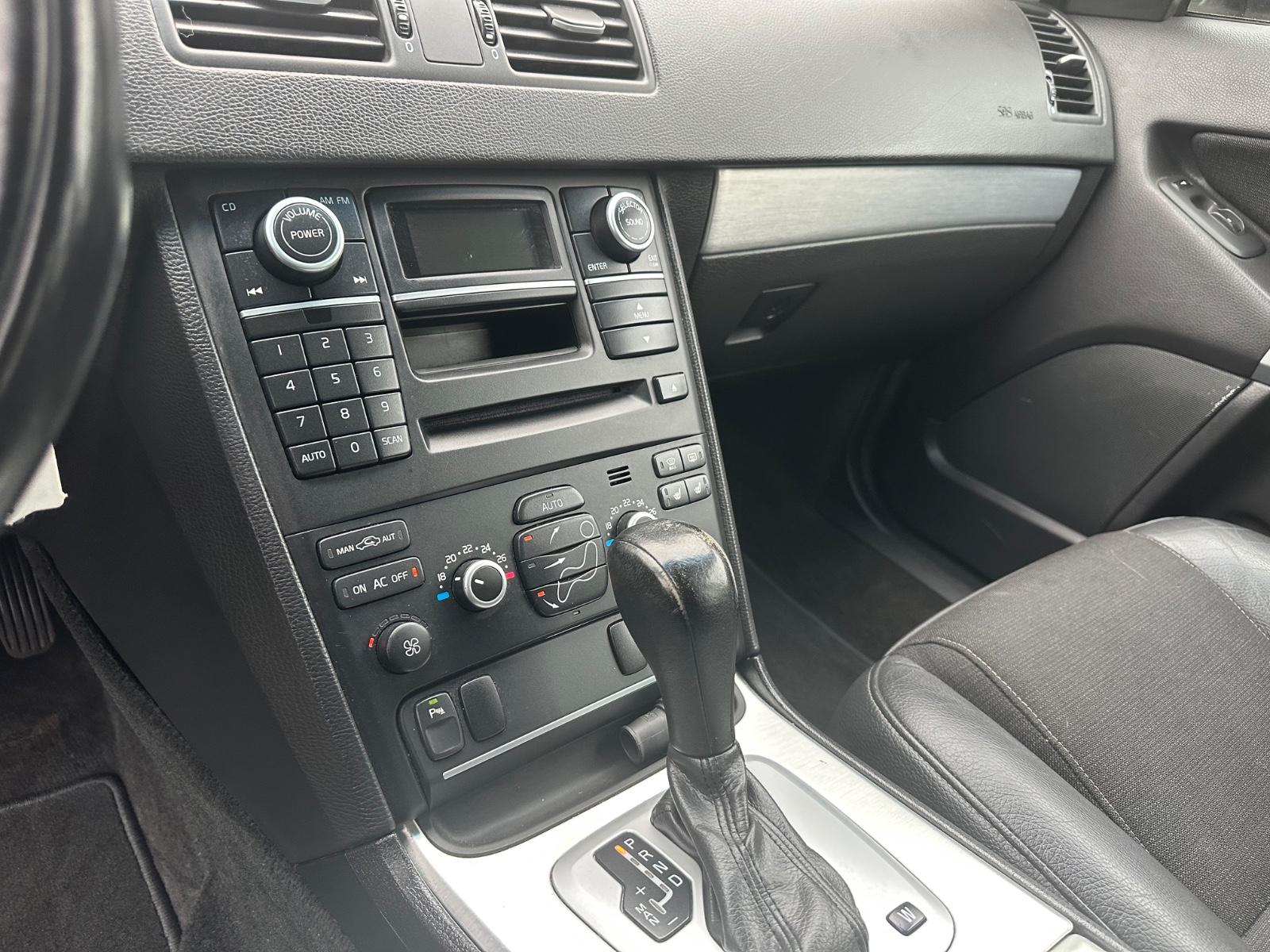 VOLVO XC90 D4 2.4 163ch KINETIC - 7 PLACES - BVA - CUIR - SIÈGES CHAUFFANTS - 1 PROPRIÉTAIRE