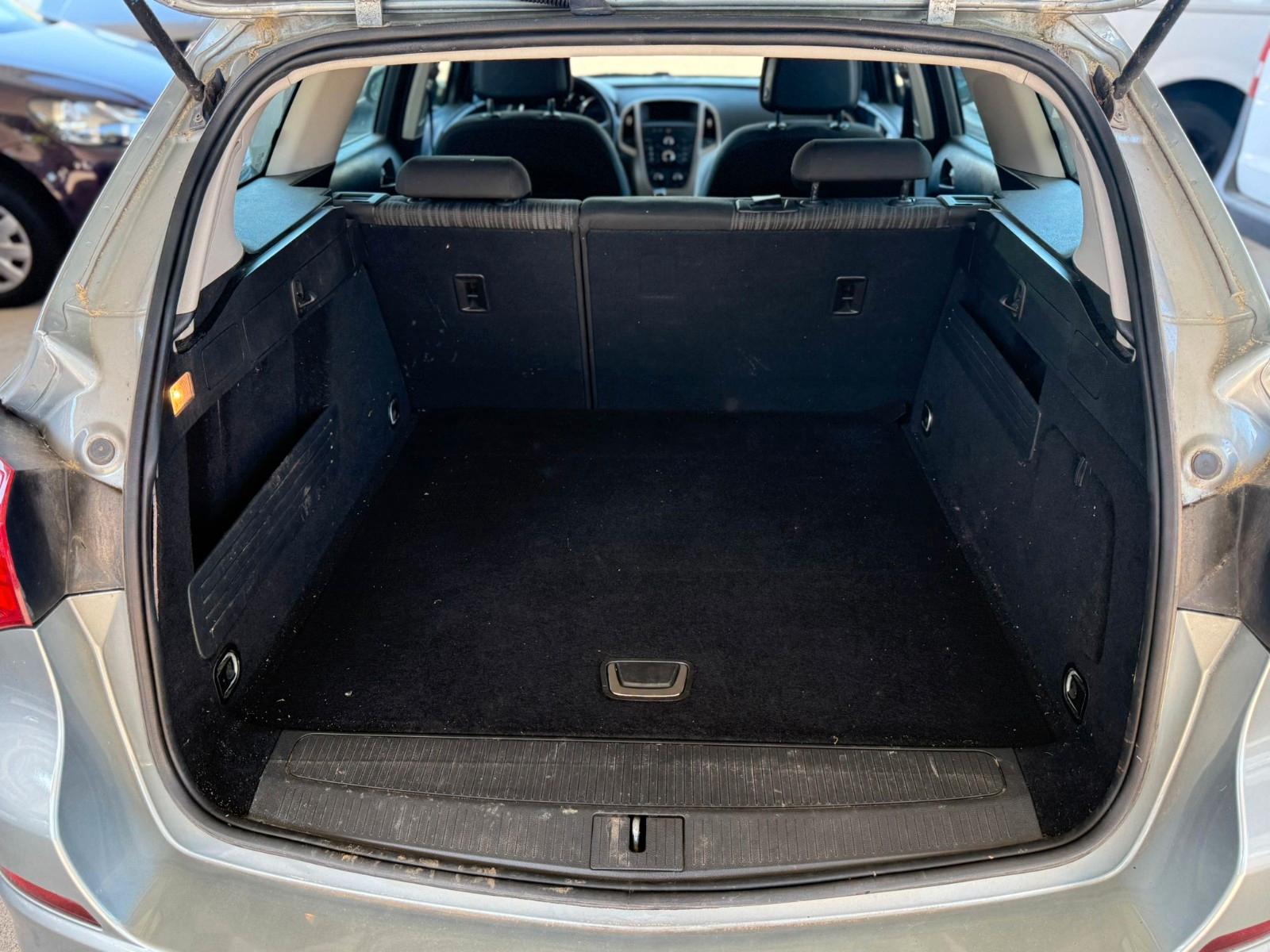 Opel Astra 2012 — photo 17