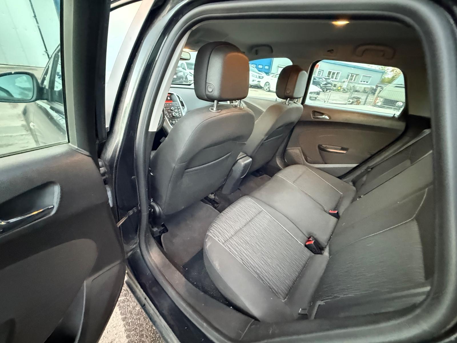 Opel Astra 2015 — photo 22
