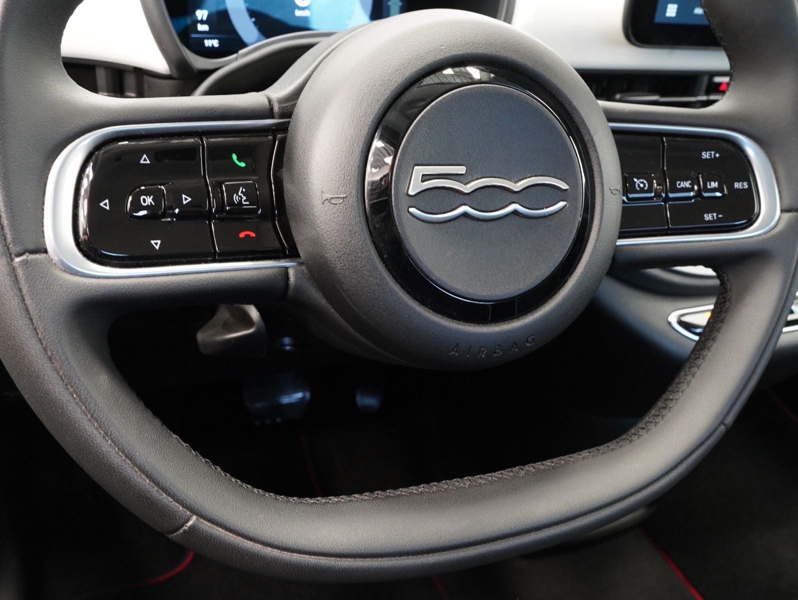 Fahrzeugabbildung Fiat 500e 87KW/42kWh/DC-LADEN/CARPLAY/DAB/SOH