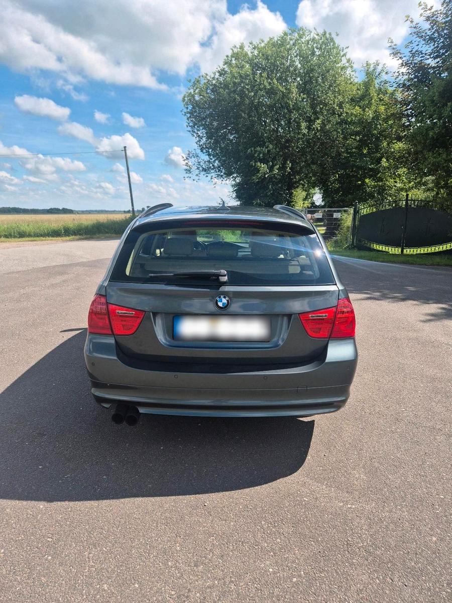 BMW 325 2011 — салон