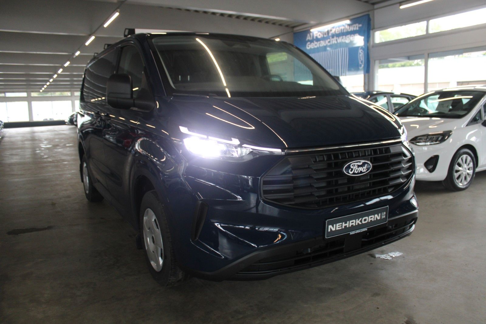 Fahrzeugabbildung Ford Transit Custom TREND L1 Kasten AHK + DACHTRÄGER