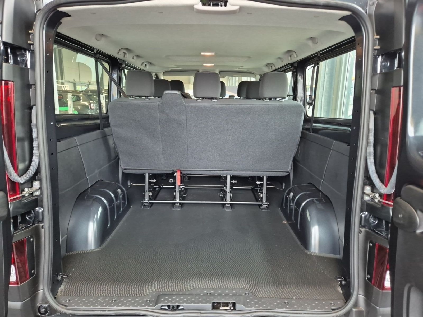 Fahrzeugabbildung Renault Trafic Combi L2H1 3,0t 9-Sitze Start dci 150