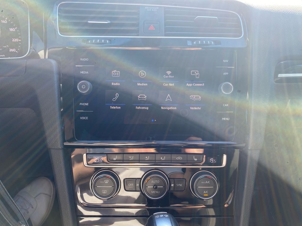 Fahrzeugabbildung Volkswagen Golf 2.0 TDI DSG R-Line AHZV