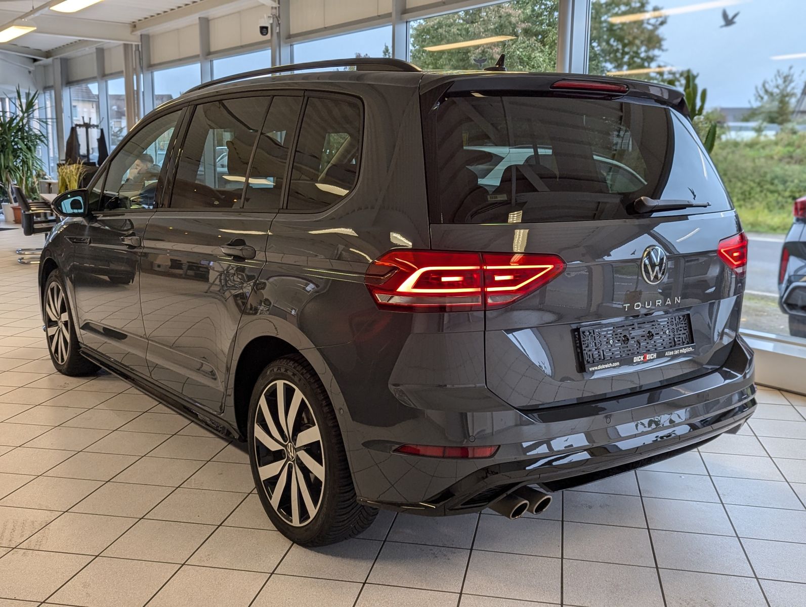 VW Touran 2.0 DSG R-Line High. Pano 7-Si IQ.Drive A - Image 5