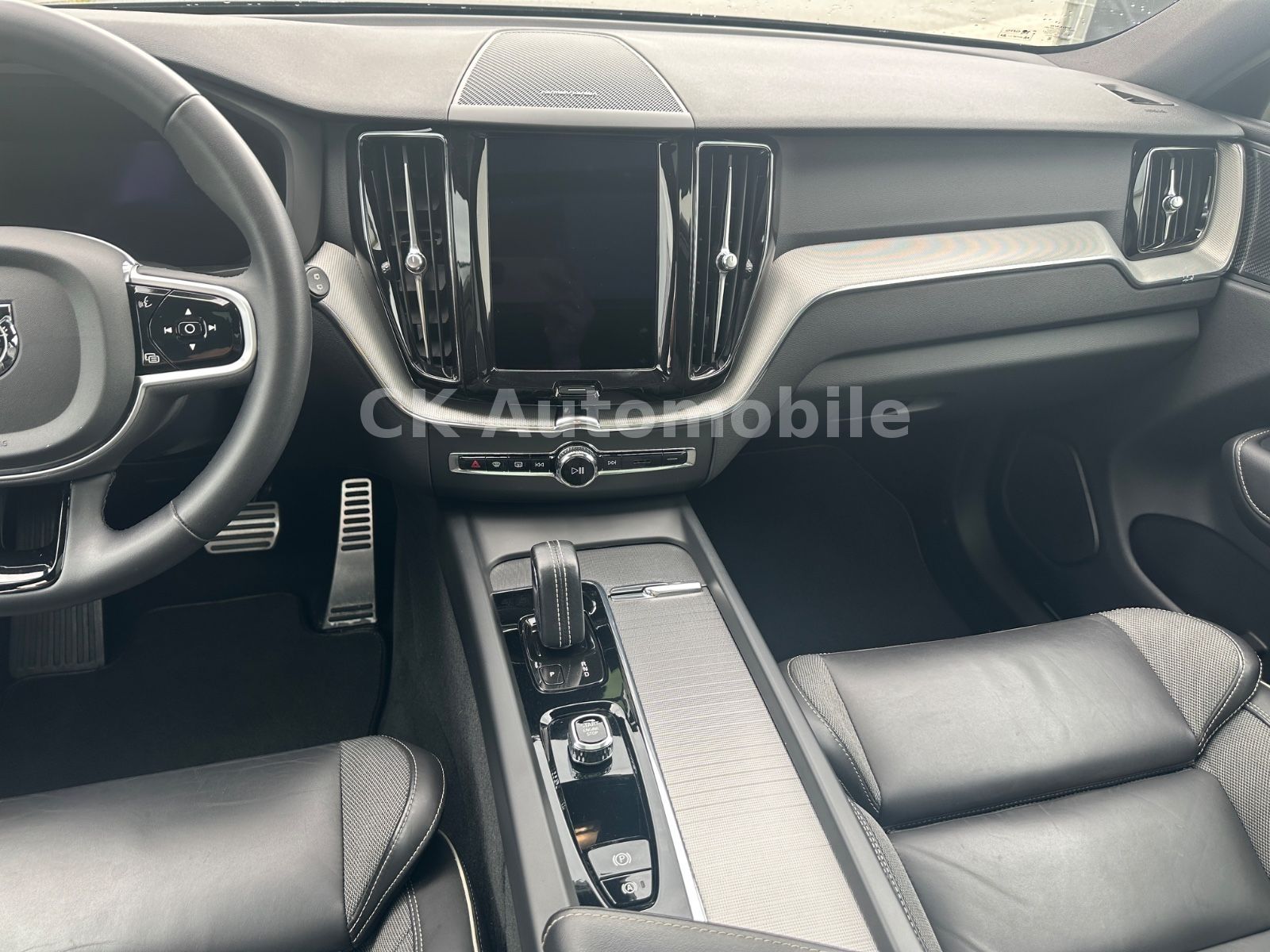 Fahrzeugabbildung Volvo XC60 R Design 2WD/Navi/Pano/Kamera/LED