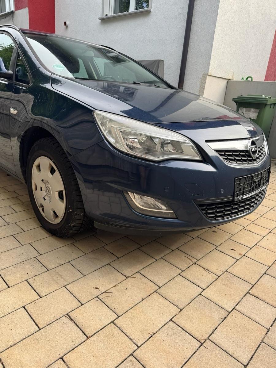Opel Astra 2011 — rear view