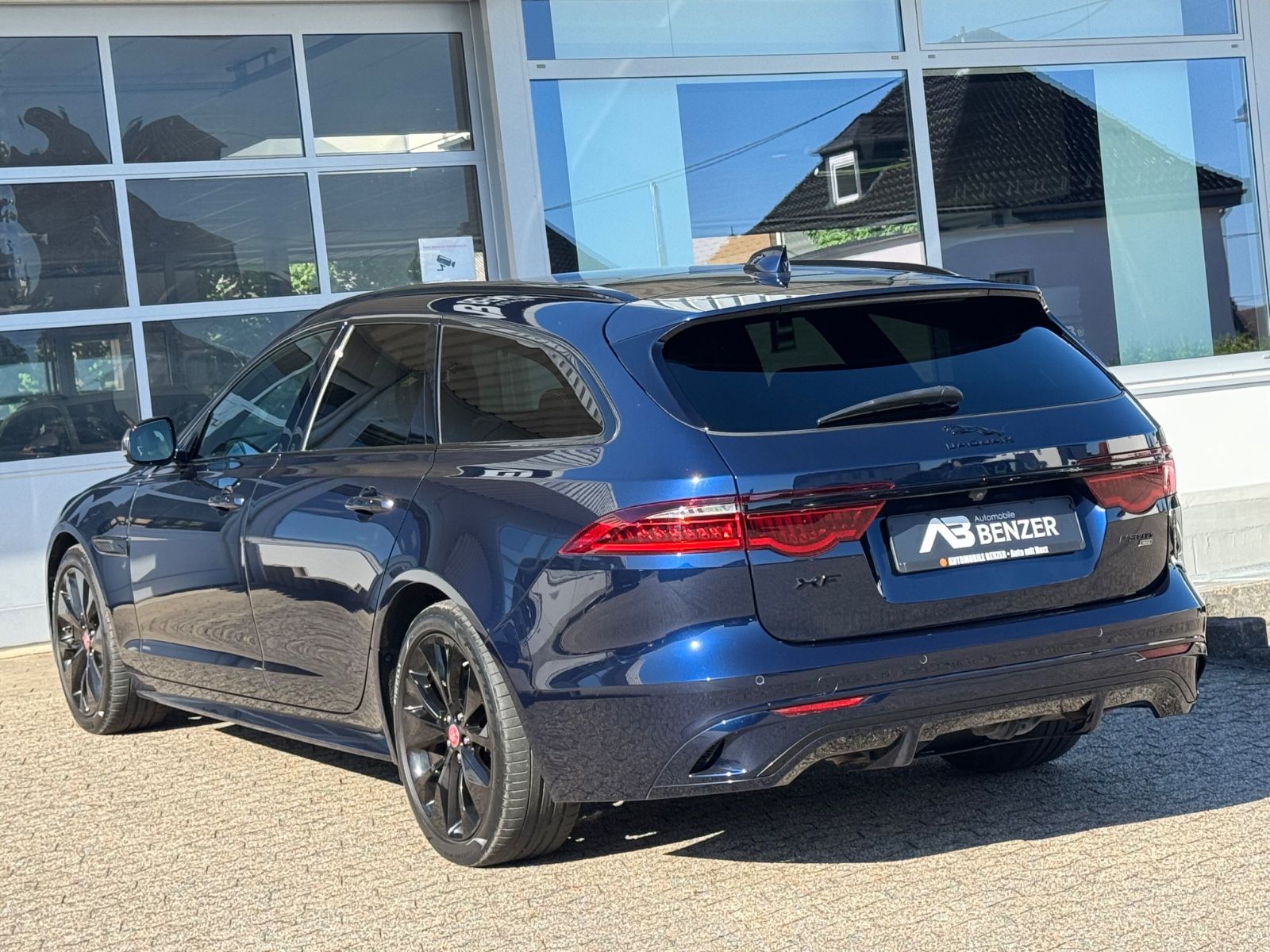 Fahrzeugabbildung Jaguar XF Sportbrake R-Dynamic SE AWD/PANO/KAM/MERIDIAN