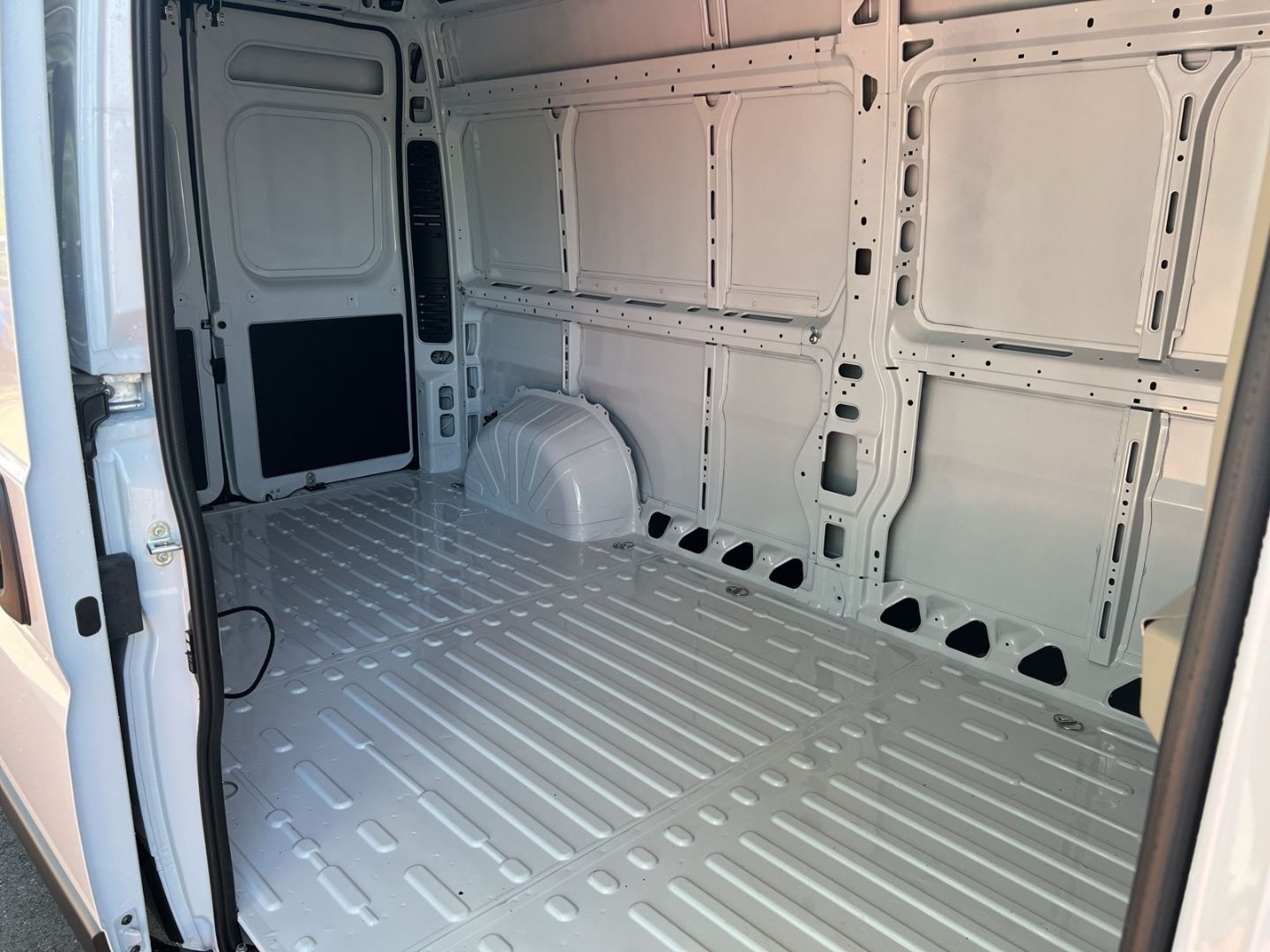 Fahrzeugabbildung Peugeot Boxer KW 2.2 35 L3H2 BlueHDi 140 AHK-abn. Navi