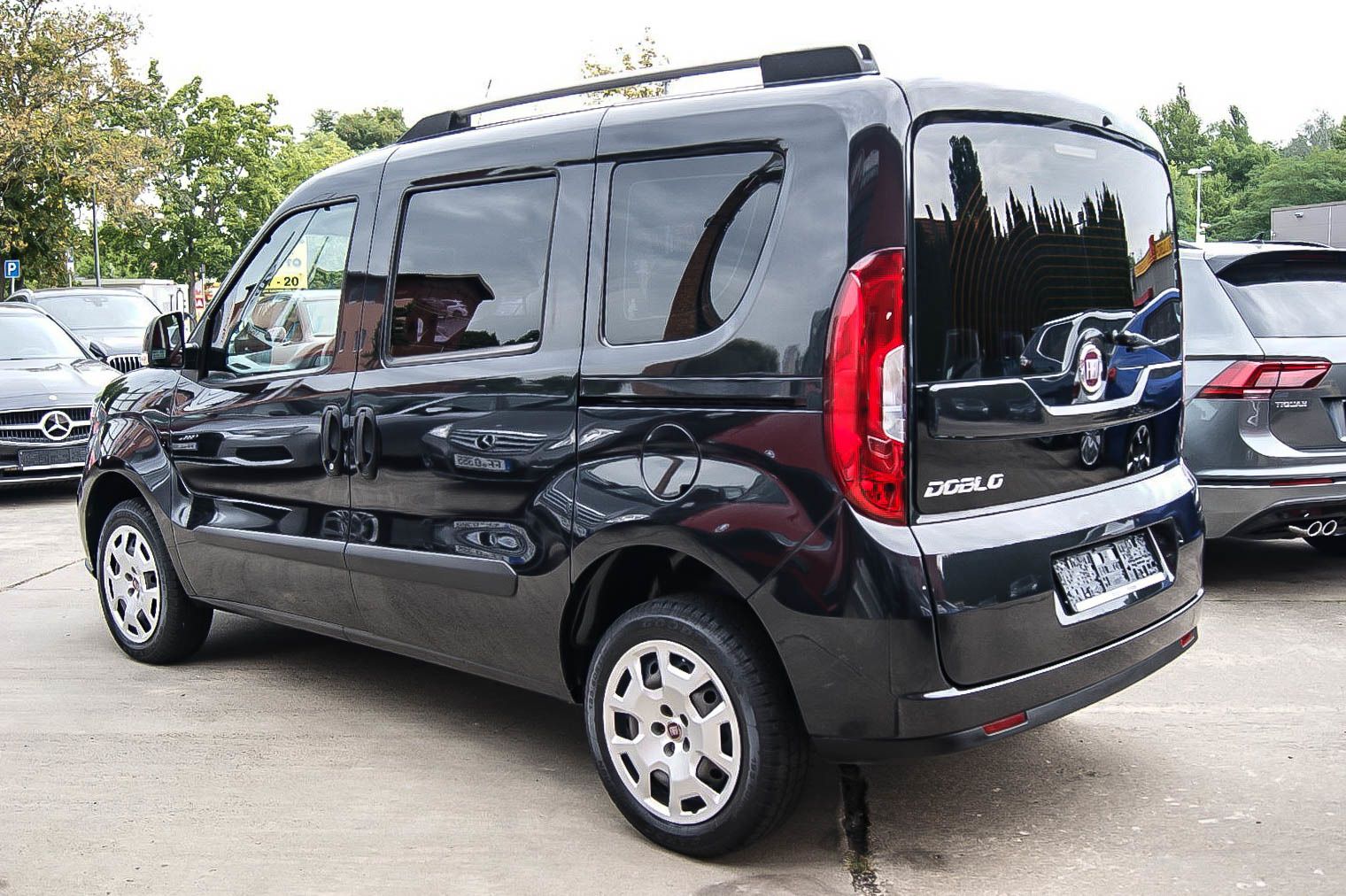 Fahrzeugabbildung Fiat Doblo 1.4i SX Kombi Klima 5-Sitze 2xSchiebetüren