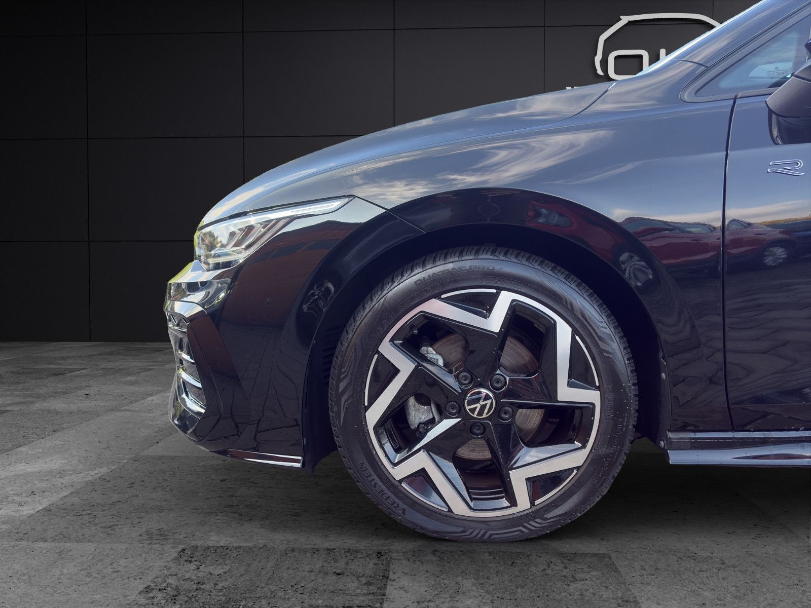 Fahrzeugabbildung Volkswagen Golf VIII R-Line/ACC/Navi/Ambiente/Apple CarPlay