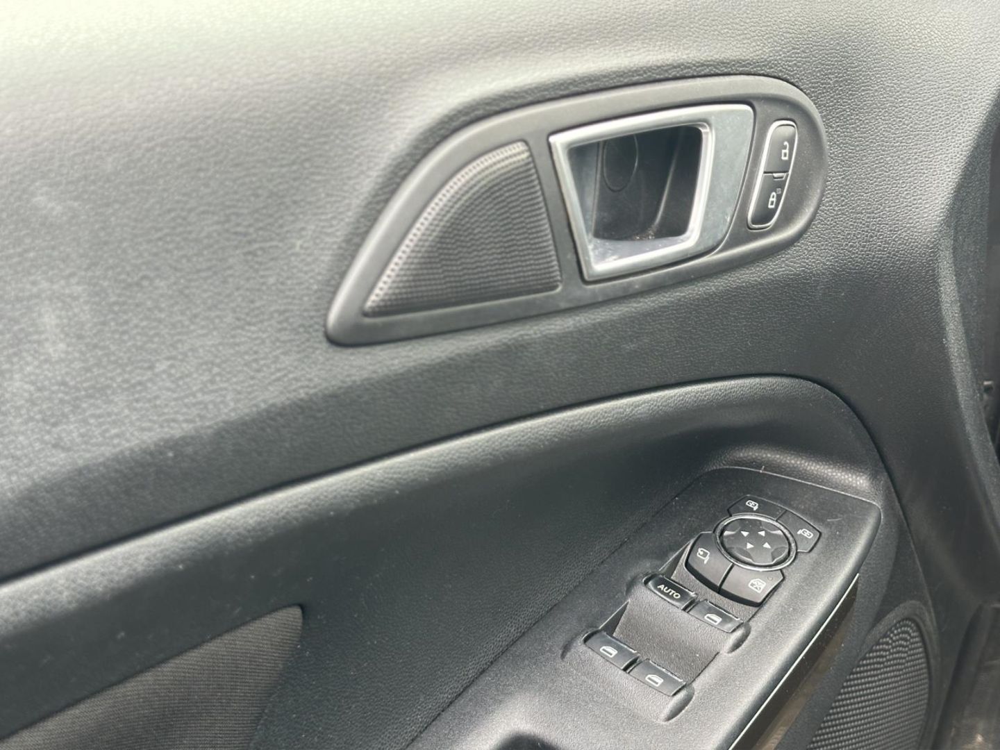 Fahrzeugabbildung Ford EcoSport Cool & Connect Klimaautom SHZ LenkradHZ