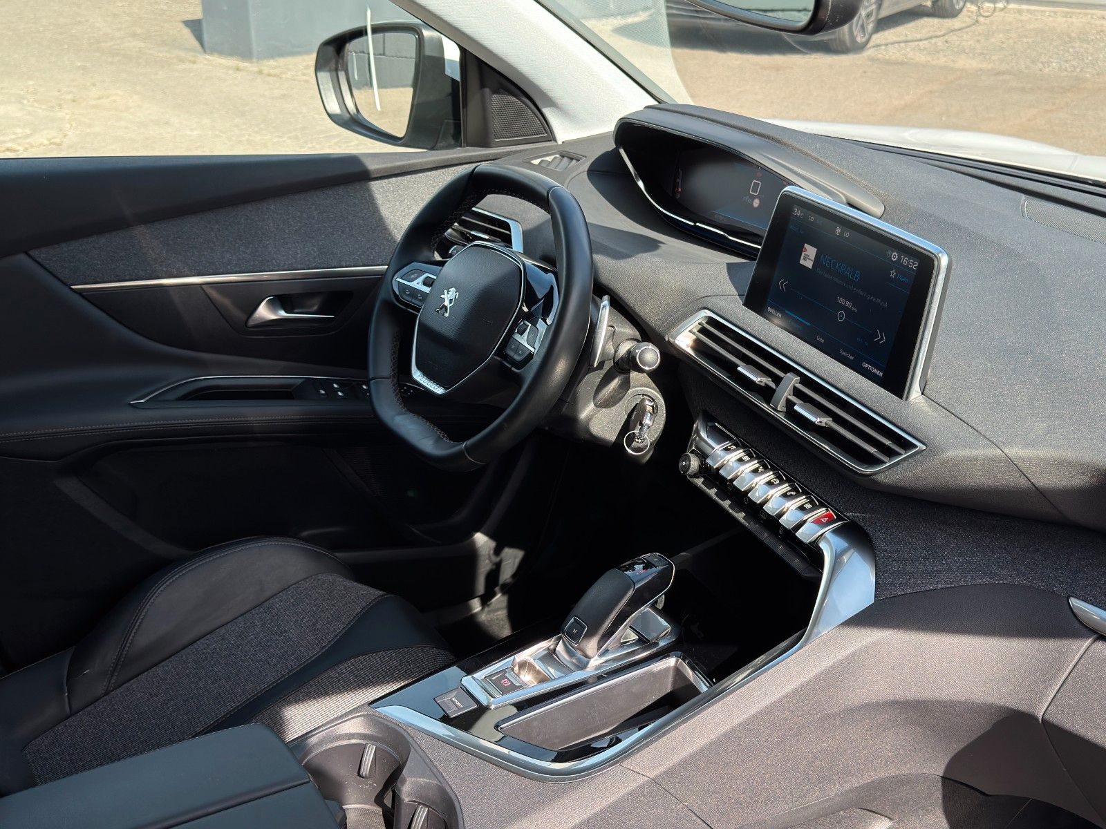 Fahrzeugabbildung Peugeot 3008 PureTech 180 Allure Tempomat PDC CarPlay