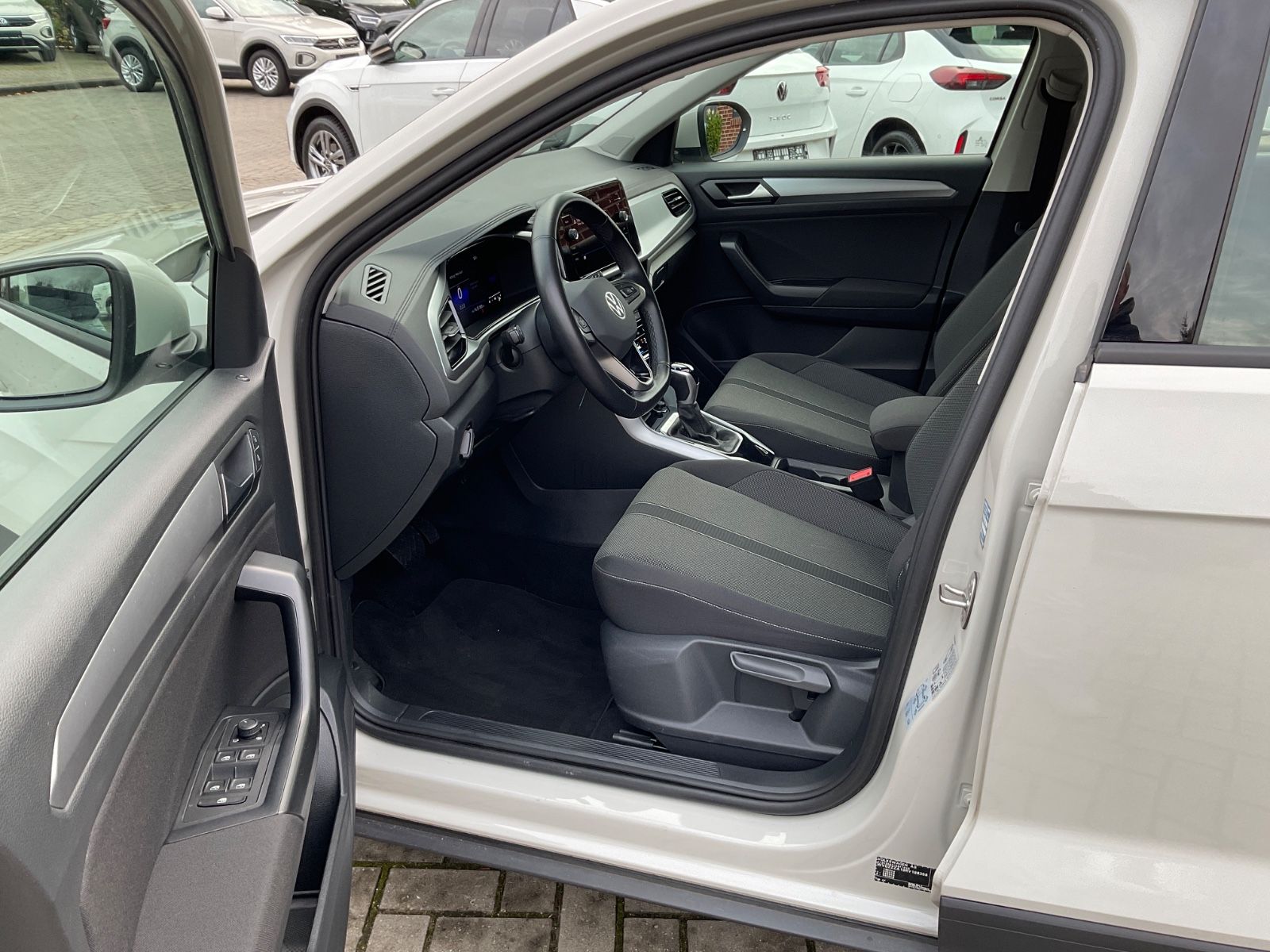 Fahrzeugabbildung Volkswagen T-Roc 1.5 TSI DSG Life,LED,AHK,Navi