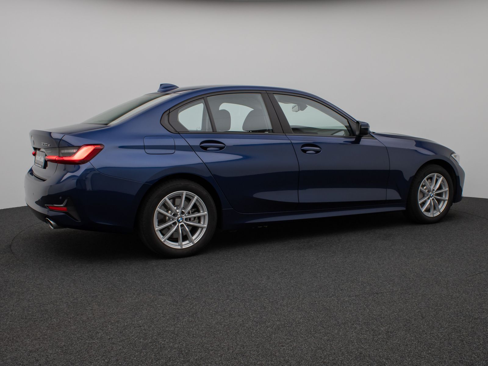 Fahrzeugabbildung BMW 330e  CockPitPro PDC Alarm Geschwindigkeitsreg