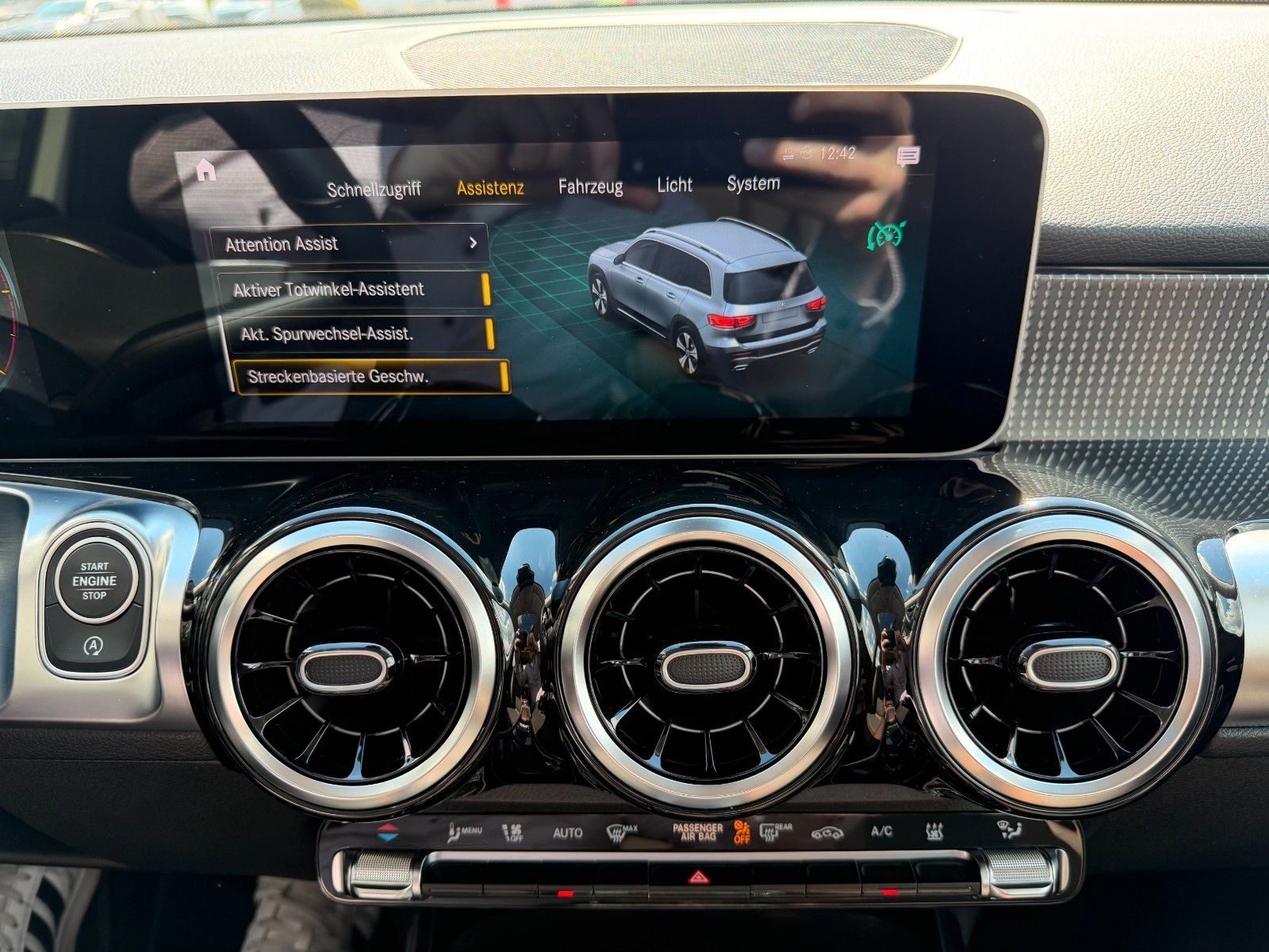 Fahrzeugabbildung Mercedes-Benz GLB 200d 4M 7Sitzer+StandH+Pano+Distr+AHK+360+