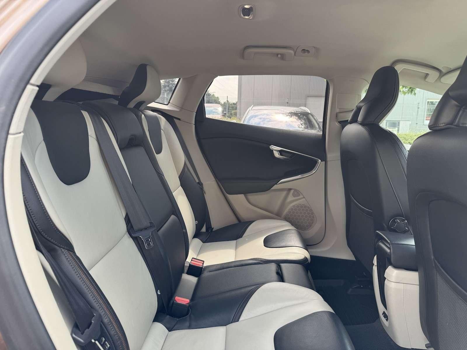 Fahrzeugabbildung Volvo V40 Cross Country T5 AWD/Navi/Xenon/StandHz 1...