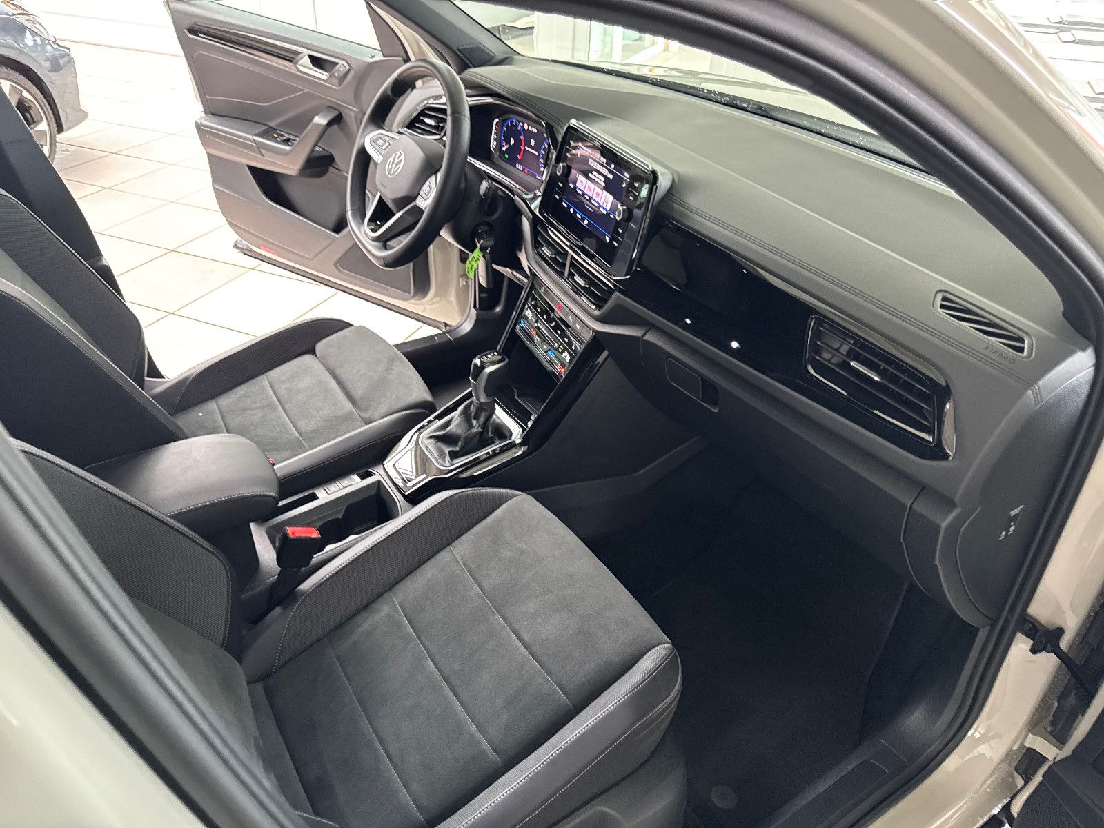 Fahrzeugabbildung Volkswagen T-Roc Black Style+ACC+NAVI+LED+AHK+DIGIT.TACHOw