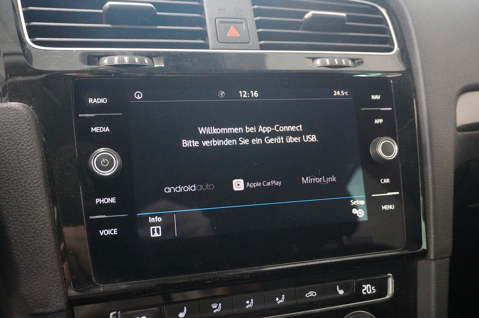 Fahrzeugabbildung Volkswagen Golf VII VAR. 1.6 TDI IQ-DRIVE NAVI/LED/ACC/AHK