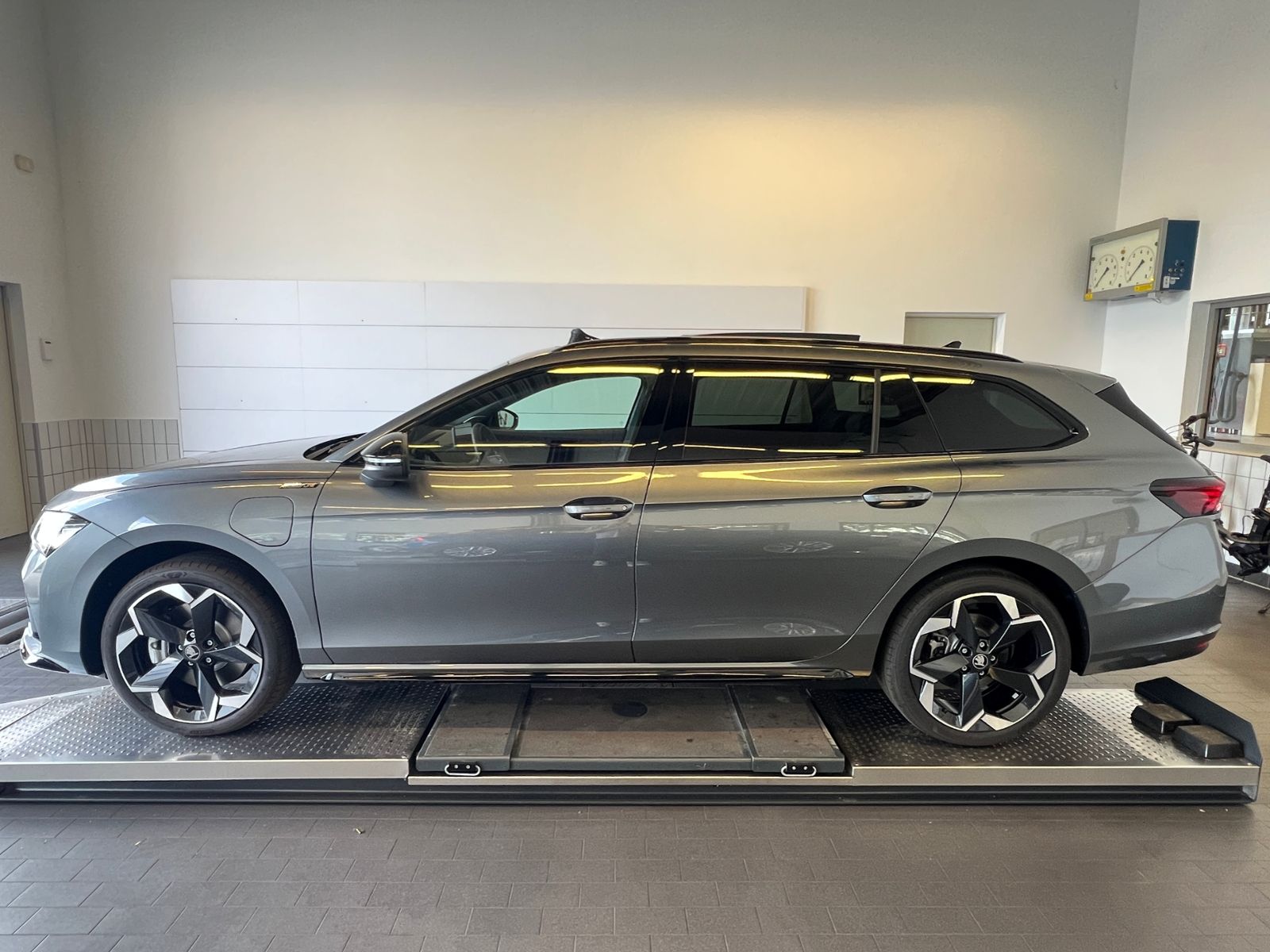 Fahrzeugabbildung SKODA Superb Combi  Sportline 1.5 TSI IV DSG *AHK,Navi