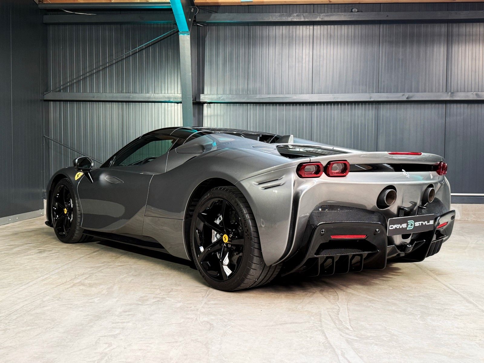 Fahrzeugabbildung Ferrari SF90 + Grigio Ferro + 2.257 km + Lift + Daytona