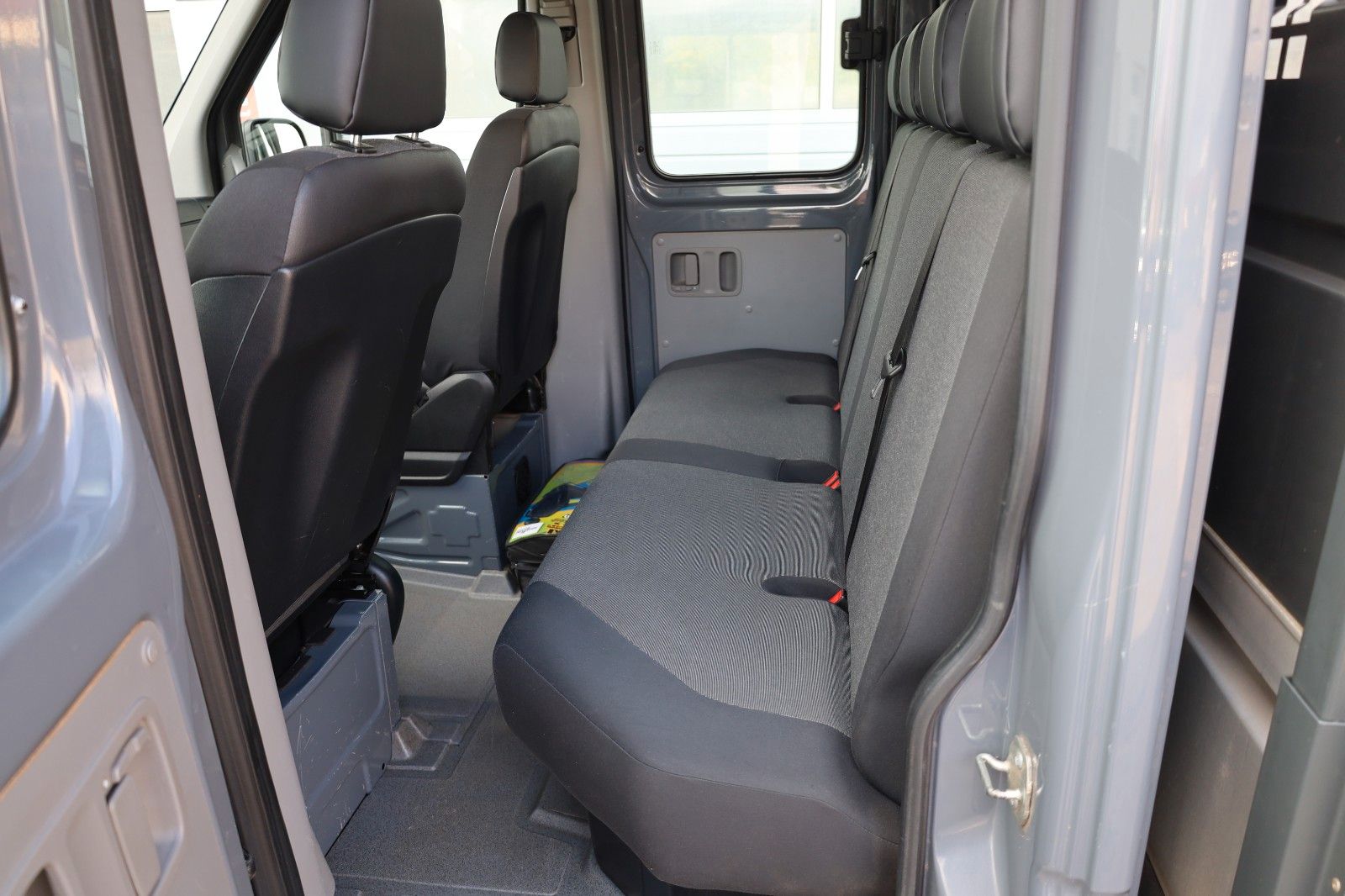 Fahrzeugabbildung Volkswagen Crafter Pritsche 35 mittel L2 Doppelkabine Klima