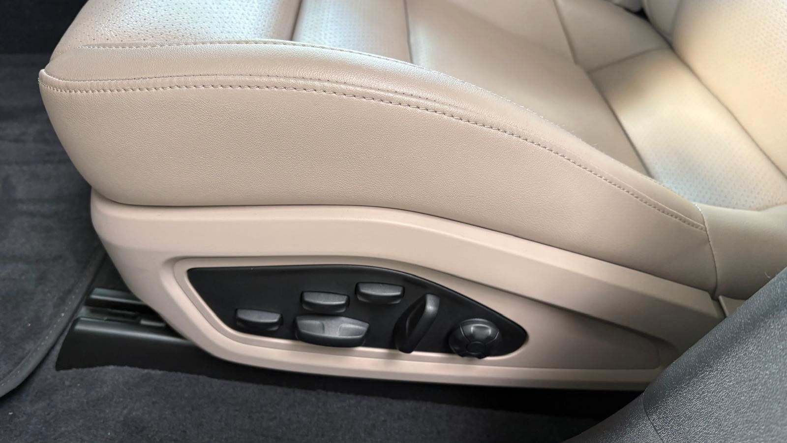 Fahrzeugabbildung Porsche Taycan Sport Turismo/Innodrive/Panodach/20 Zoll