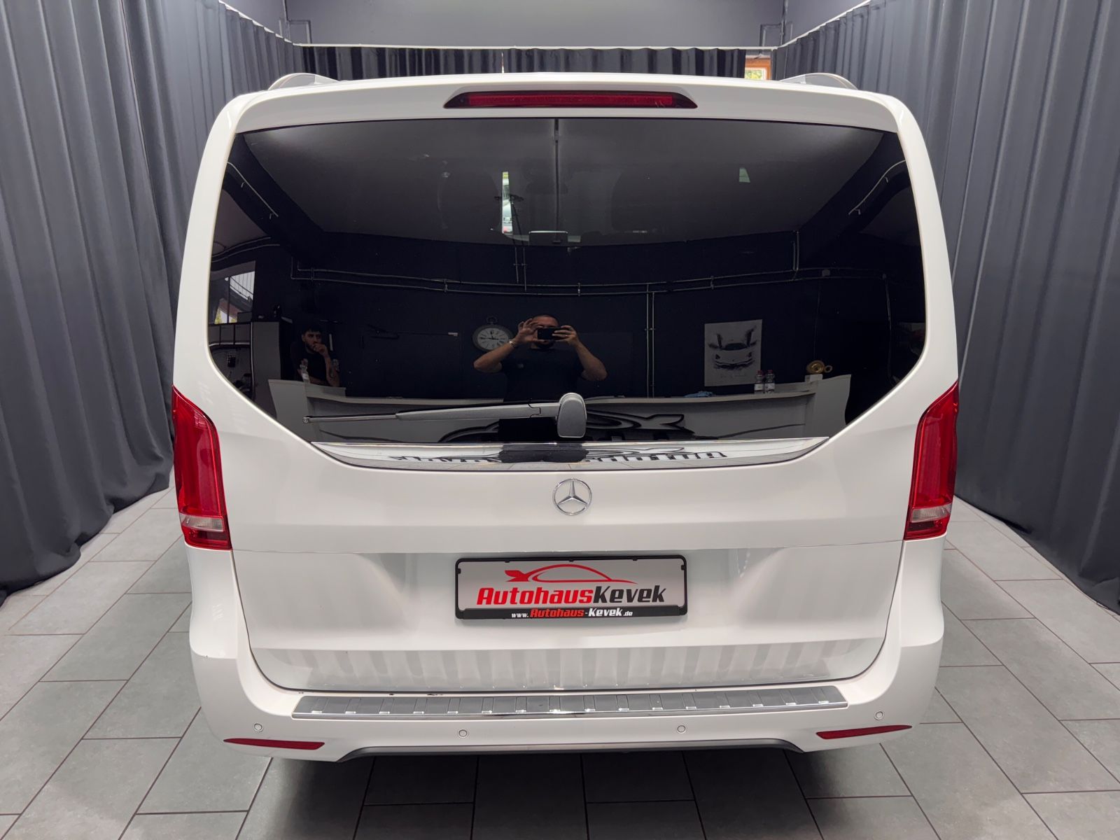 Fahrzeugabbildung Mercedes-Benz V 300d EDITION lang|AMG-LINE|7-SITZER|AHK|NAVI|