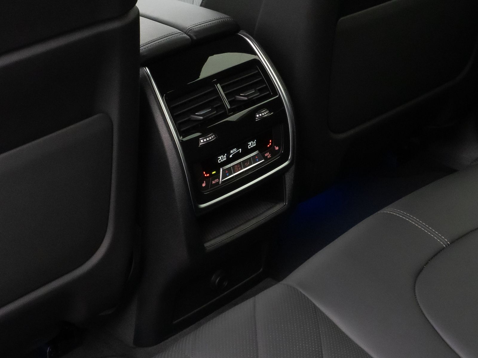 Fahrzeugabbildung BMW X5 M50i H/K DAB Laser 360°Alarm Belüftung 22Zoll