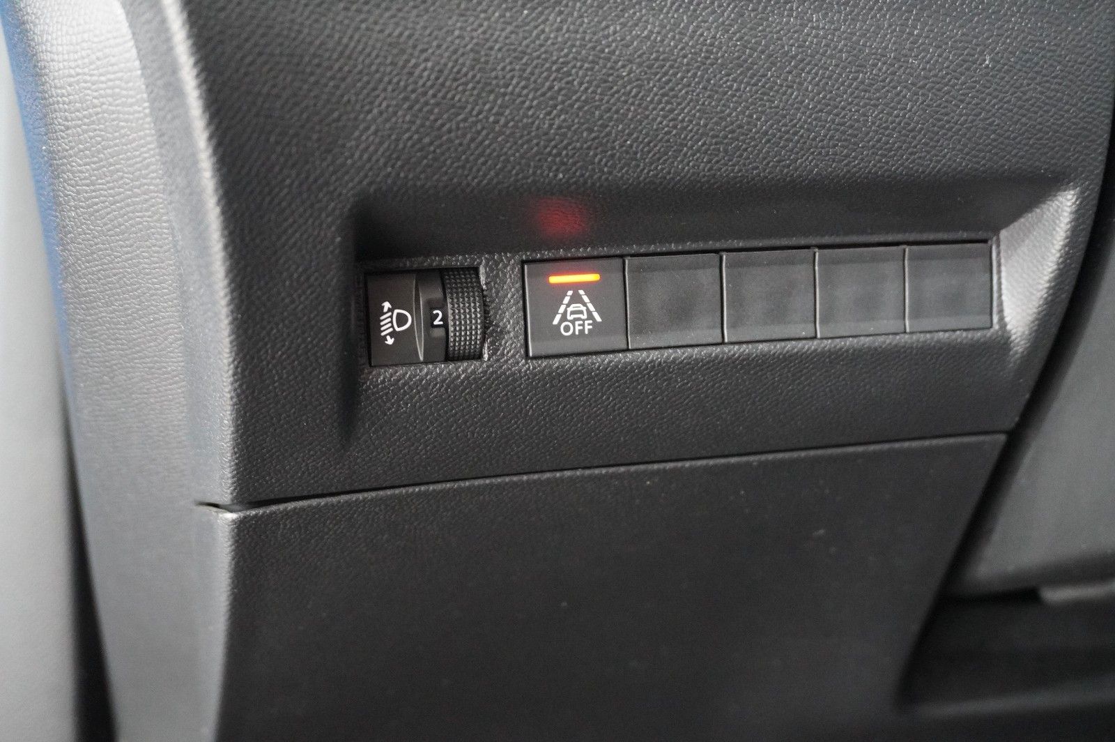 Fahrzeugabbildung Peugeot 2008 1.2 PURETECH NAVI/SHZ/KAMERA/TEMP/DAB+