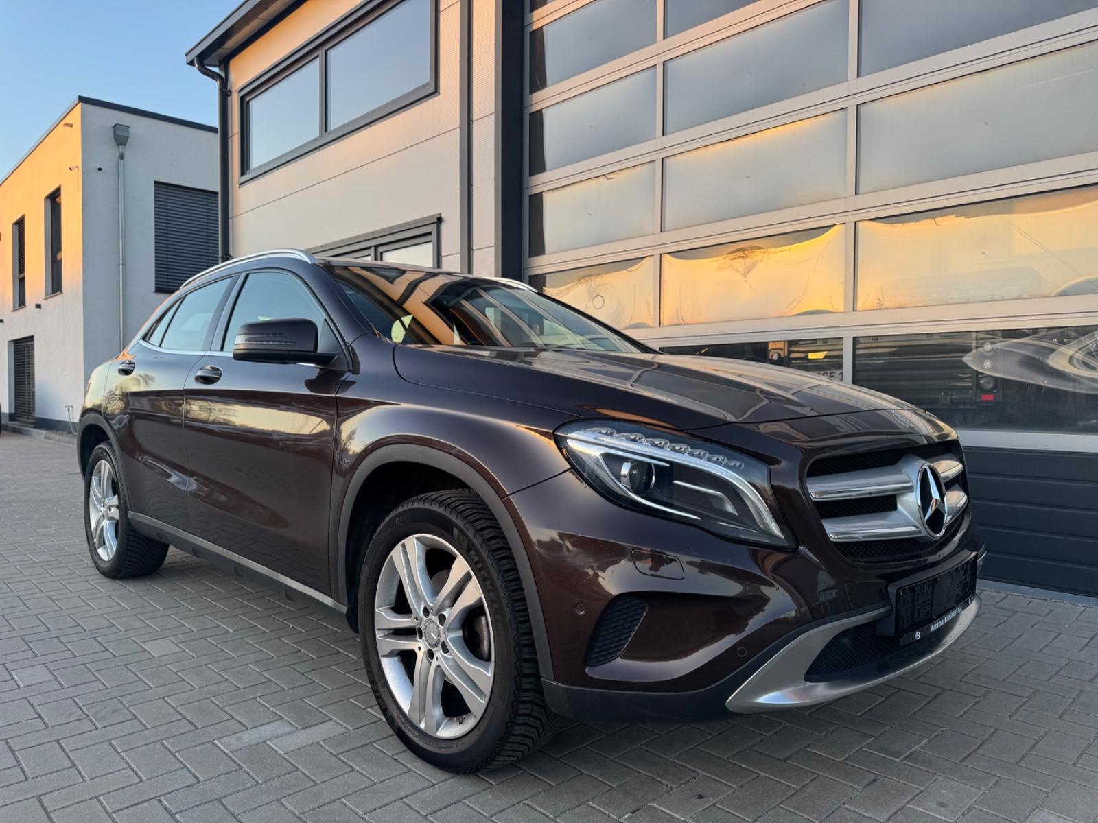 Mercedes-Benz GLA 220 CDI / d R*Cam MEMORY XENON PANO AHK