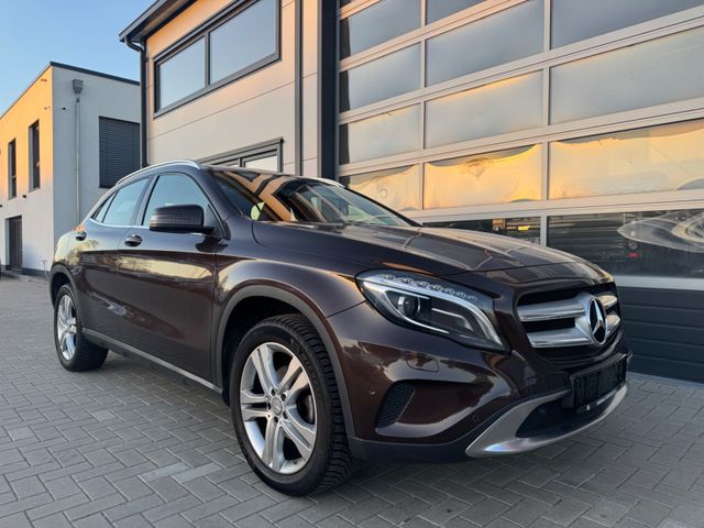 MERCEDES-BENZ GLA 220 CDI / d R*Cam MEMORY XENON PANO AHK