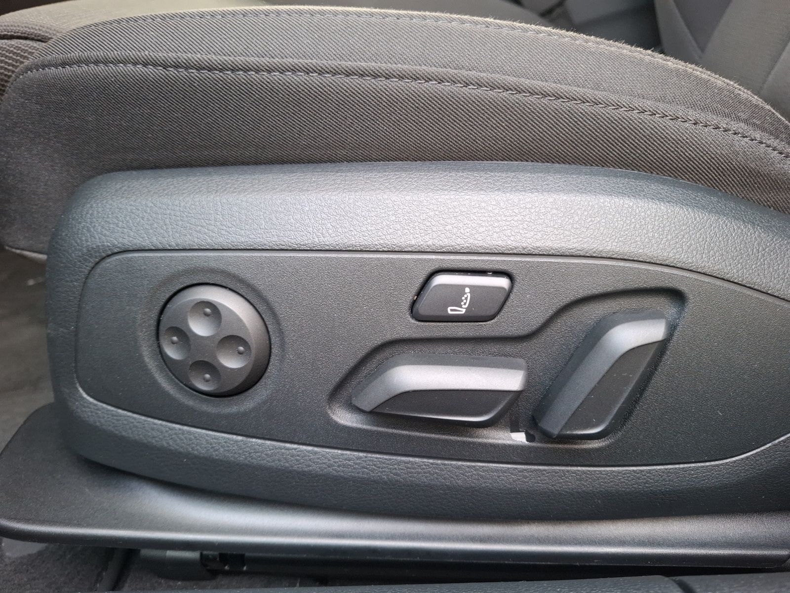 Fahrzeugabbildung Audi A4 Avant 35 TDI S-line S-tronic Matrix Navi ACC