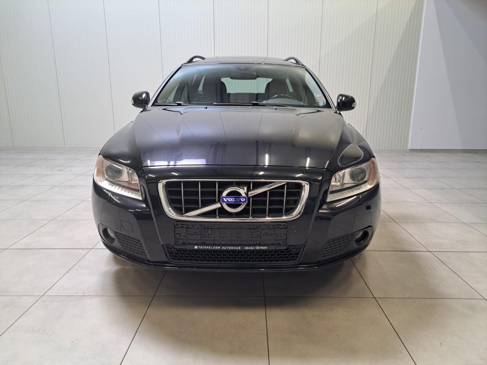 Volvo V70 2010 — rear view