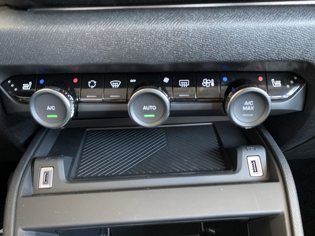 Fahrzeugabbildung Citroën C4 Hybrid 145 PLUS *Allwetterreifen*beh. Frontsc