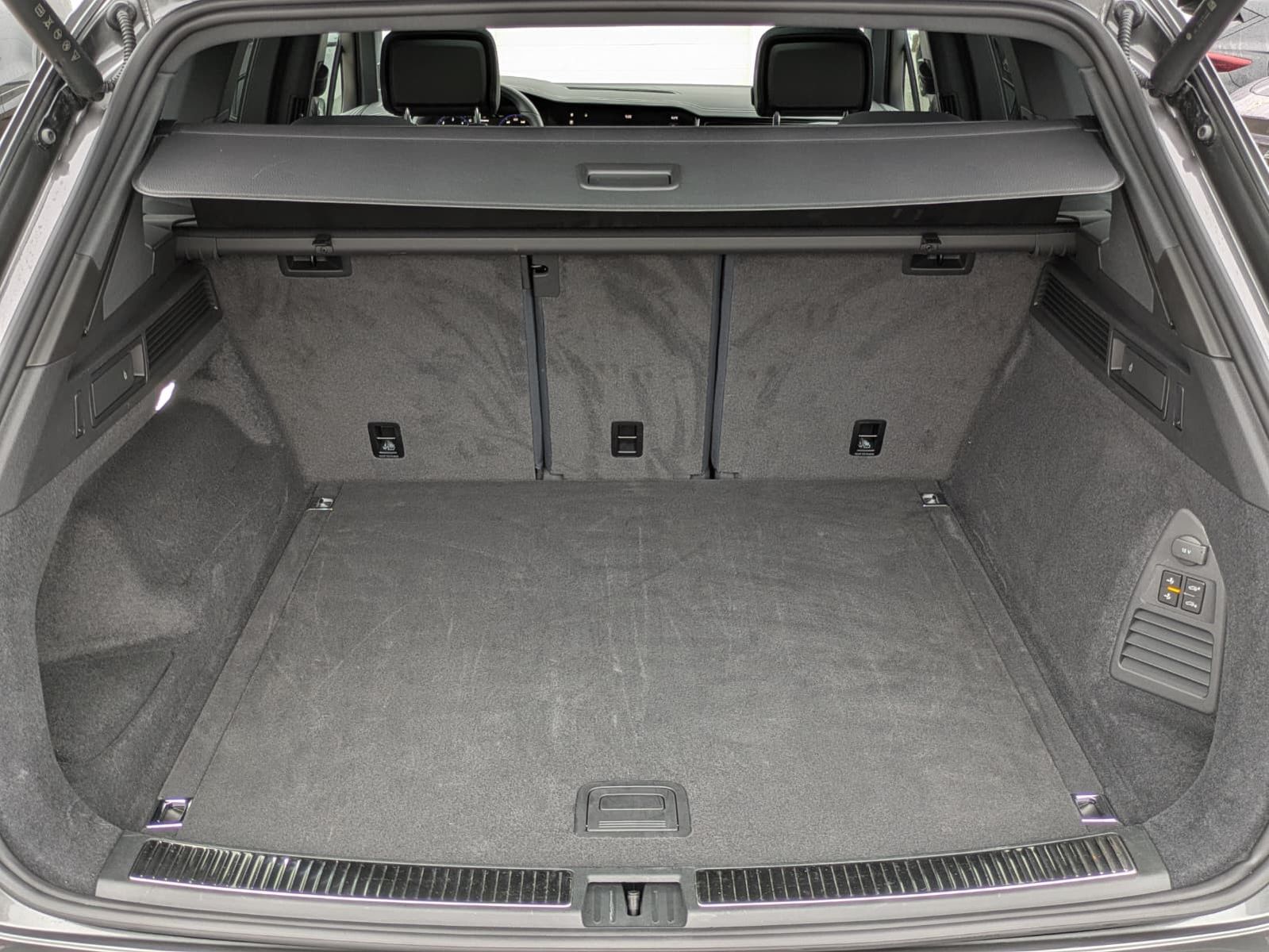 Fahrzeugabbildung Volkswagen Touareg 3.0TDI 4M R-Line VOLL Black 22" UPE 114T