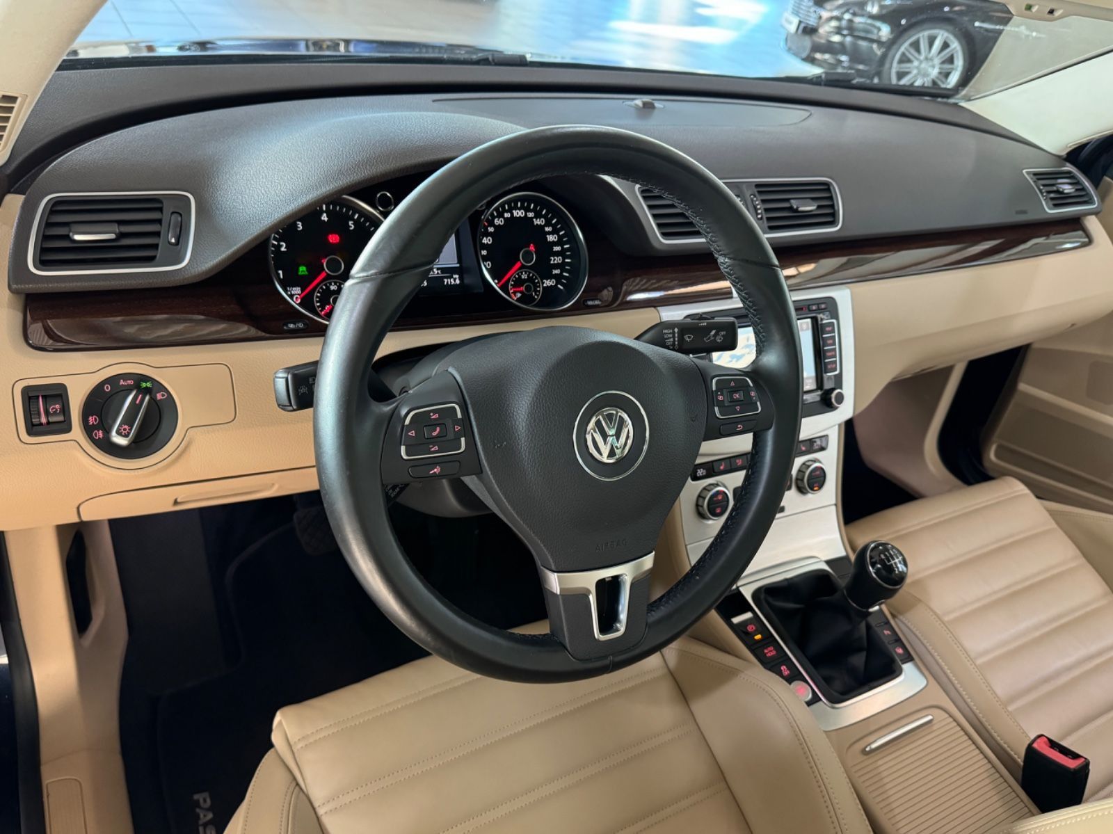 Fahrzeugabbildung Volkswagen Passat 2.0 TSI Lim.Highline DynaudACC AHK 8fach