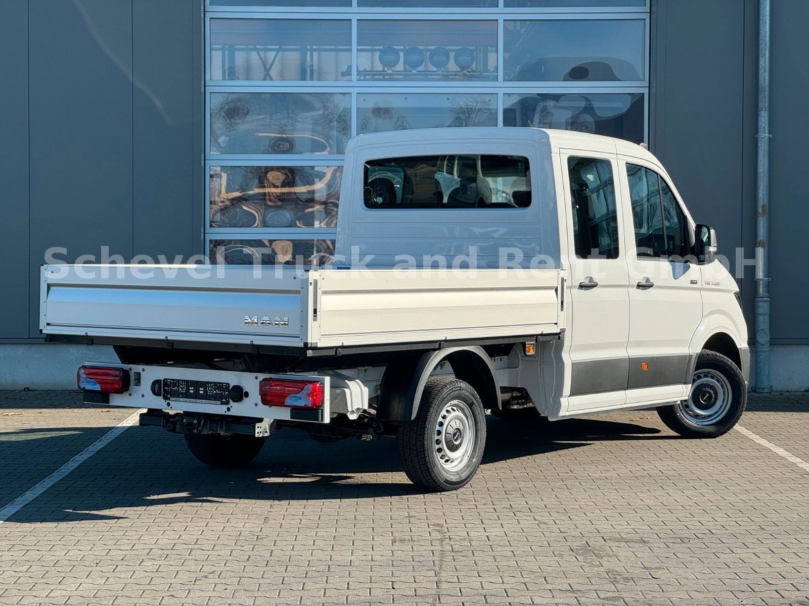 Fahrzeugabbildung MAN TGE 3.180 4x4 DoKa Pritsche Kurz NEXT LEVEL