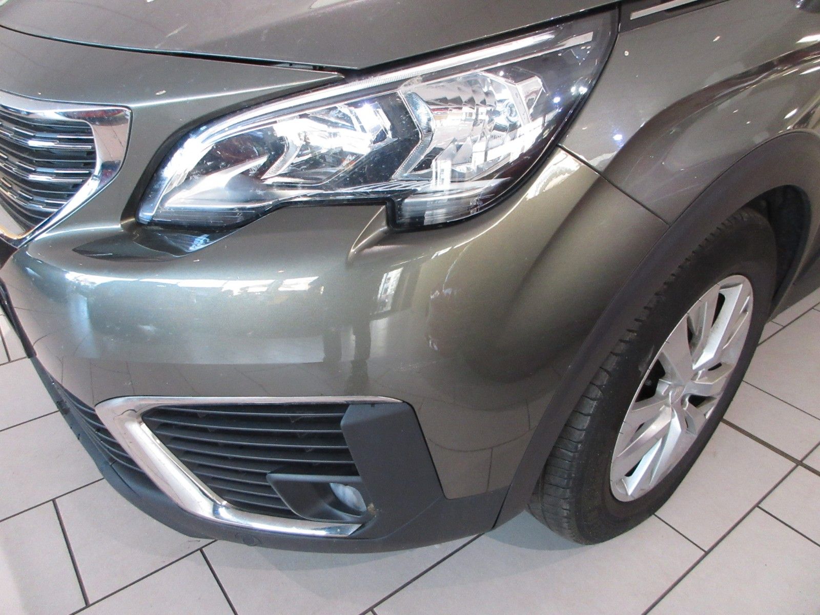 Fahrzeugabbildung Peugeot 5008 Active 1.2T LED/NAVI/PDC/TEMPOMAT