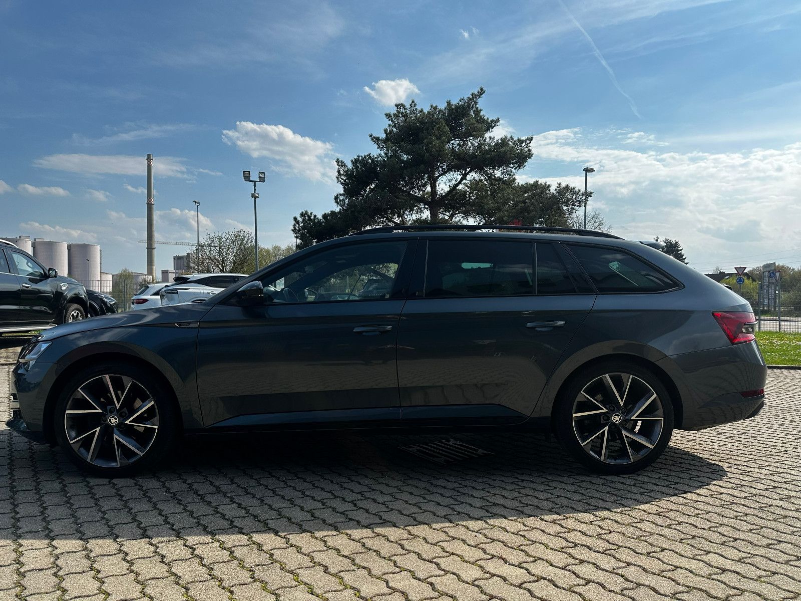 Fahrzeugabbildung SKODA Superb Combi Sportline 4x4