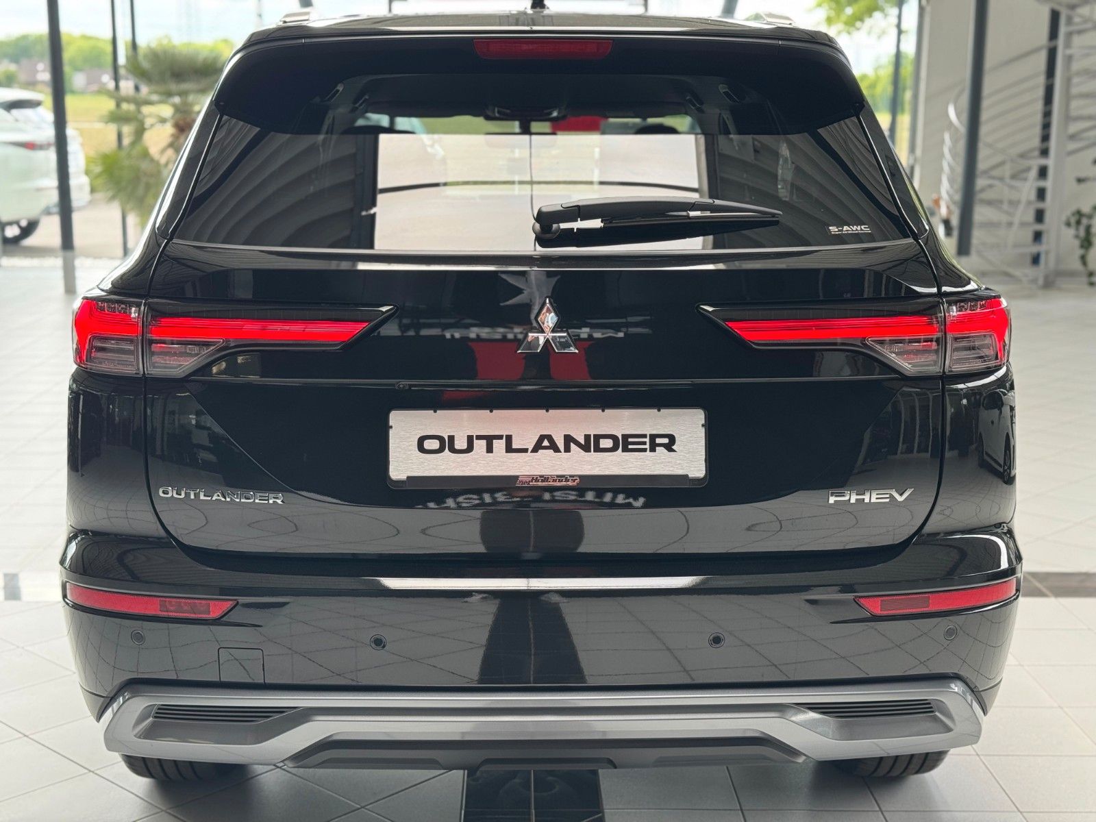 Fahrzeugabbildung Mitsubishi Outlander 2.4 PLUG-IN HYBRID 4WD Intro Edition