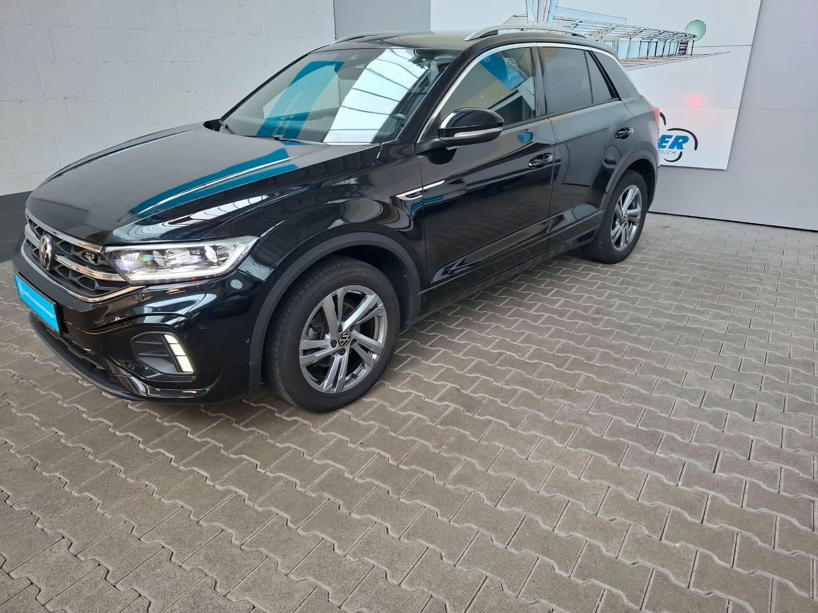 Fahrzeugabbildung Volkswagen T-Roc R-Line 1.5 TSI 6-Gang +AHK +LED+ACC+Kamera