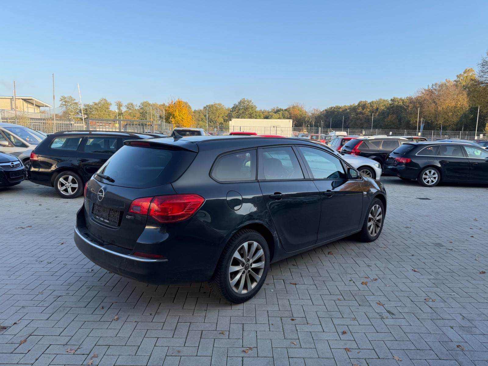 Opel Astra 2013 — photo 17
