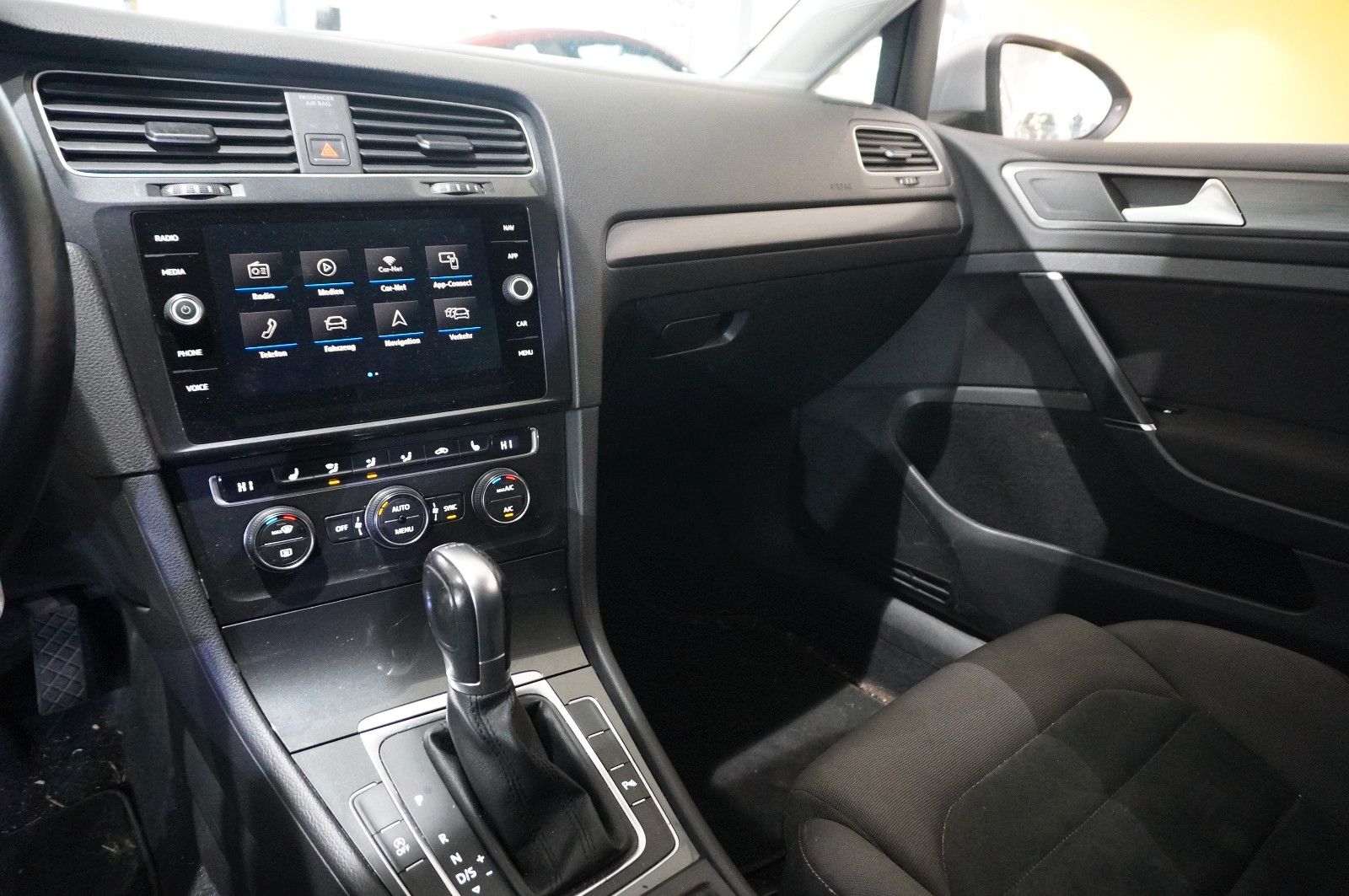 Fahrzeugabbildung Volkswagen Golf VII VARI. 1.6 TDI COMOFRT. DSG NAVI/LED/SHZ