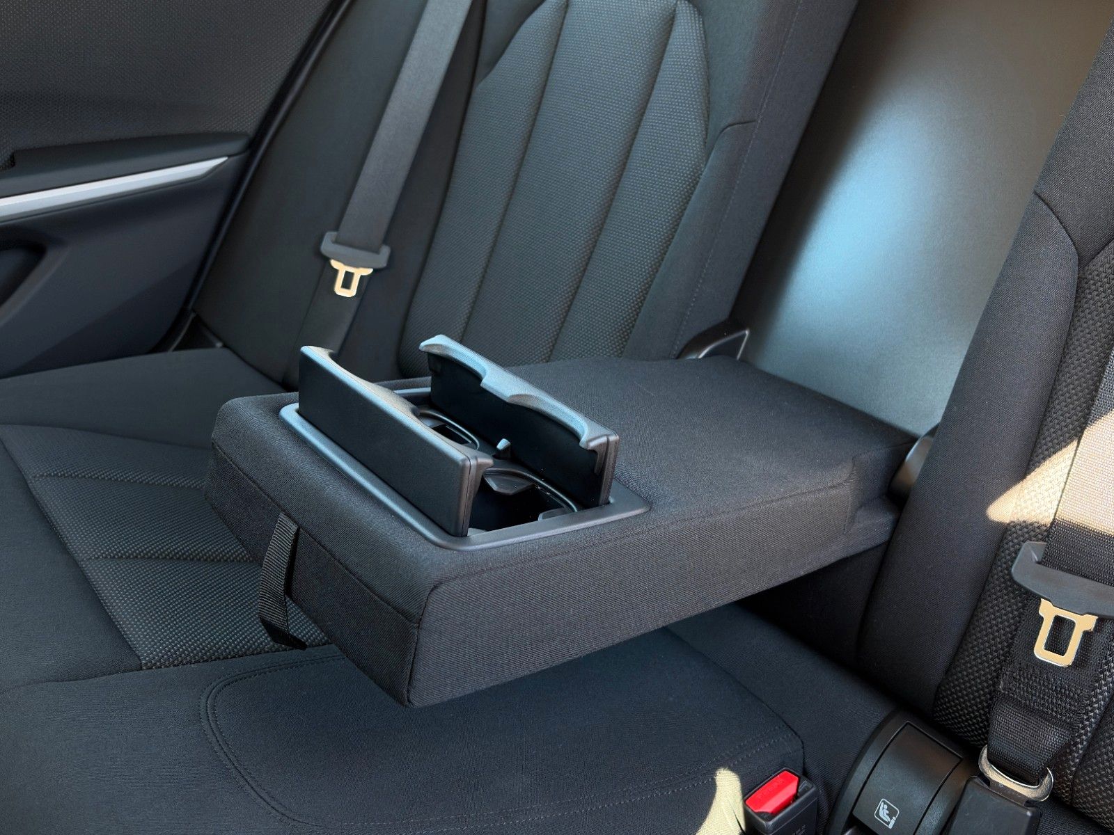 Fahrzeugabbildung BMW 318i Limo Autom. SHZ LED LKA TEMP CarPlay Navi