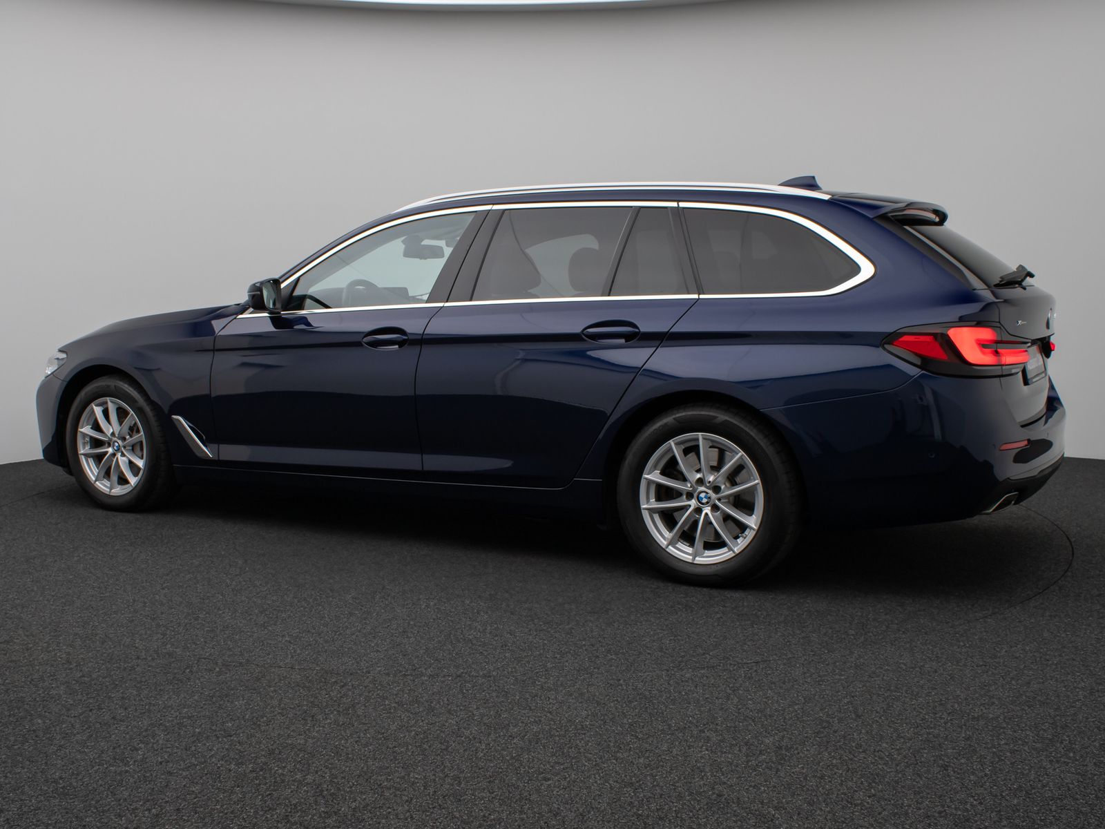 Fahrzeugabbildung BMW 530d xD Panoram Kamera HUD DAB HiFi SoftCl Sport